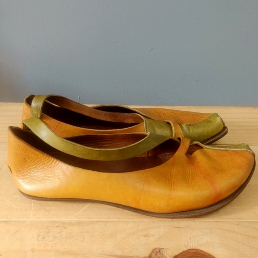 Cydwoq Tan And Green Leather Flats Size 37 EU (7 US) Made In The USA